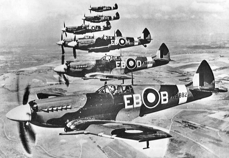 Supermarine Spitfire F Mk XIIs. Fot. Wikipedia