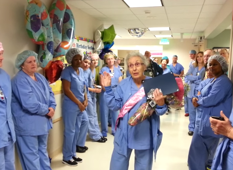 Florence „SeeSee” Rigney, najstarsza pracująca pielęgniarka w USA. Fot. Martie Schultz/Youtube.com
